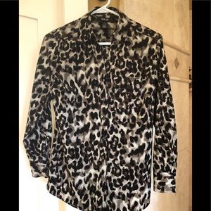 V neck fitted animal print shirt